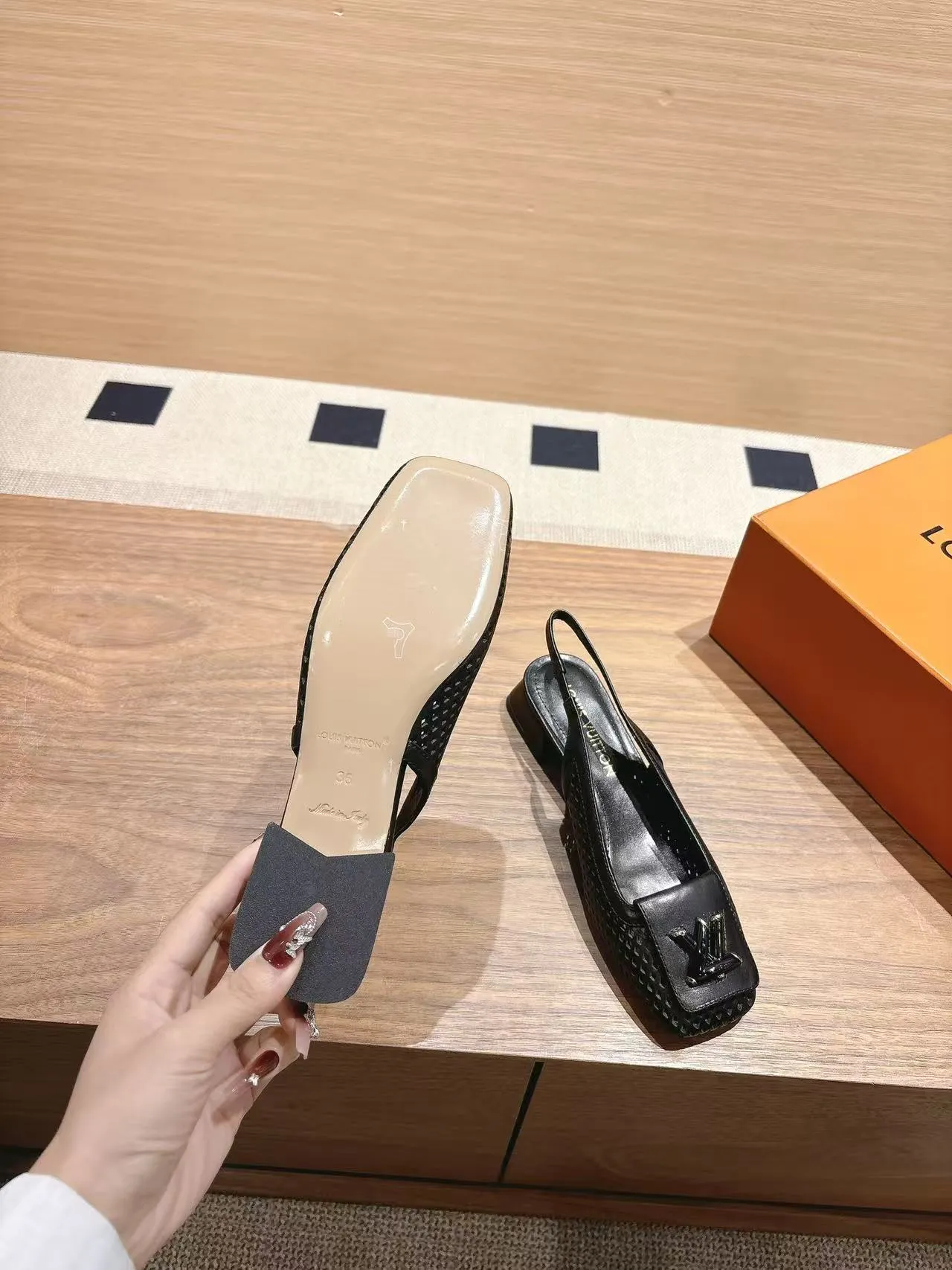 👟👟Ex-factory price 600👟👟 LV Louis Vuitton 25ss top version. Features the latest SHAKE hollow slingback sandals. Hard goods are new. Purchasing level! Full of high-end sense! A popular one among domestic and foreign bloggers. It is retro and fashionable and looks great on the feet! The main model on the official website. Upper: original customized cowhide surface. Lining: imported goatskin lining. ·Outsole: original Italian leather outsole ■Height: 3.5cm5.5cm ·Shoe size: 35-40 (41, 42 customizations are not returnable)